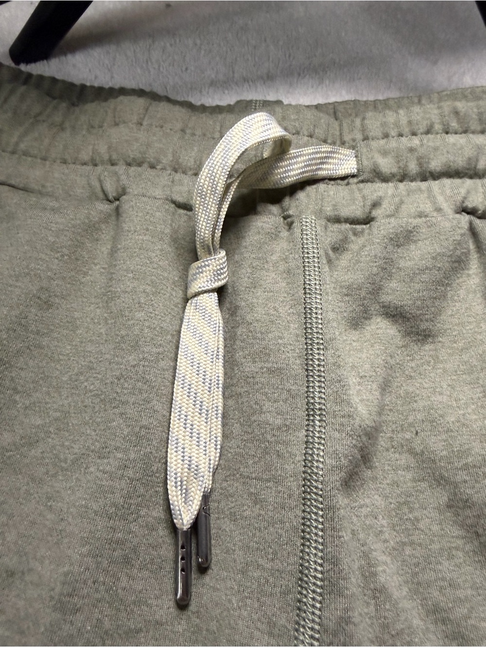Vuori women’s size large Olive Drawstring Sweatpants with cuffed leg - Picture 2 of 7